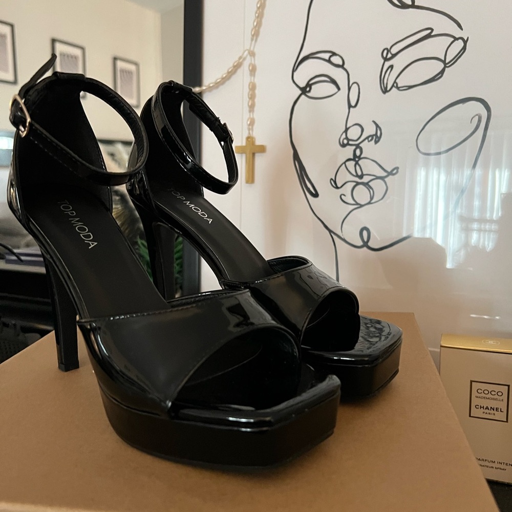 Simple strap heels
